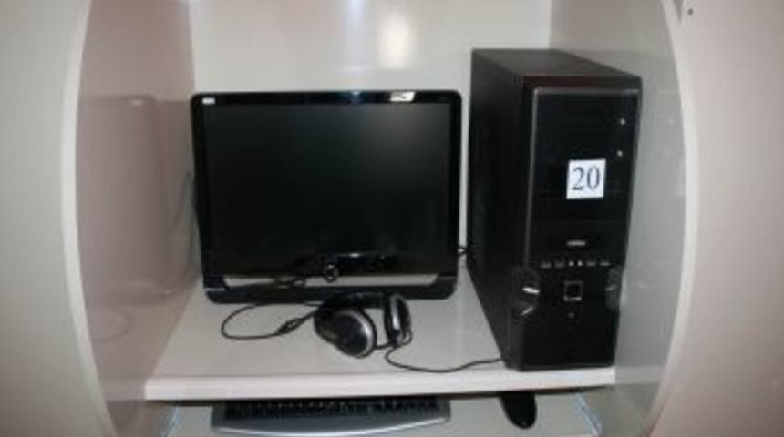 İnternet Kafeden Bilgisayar &Ccedil;alarken Kameralara Yakalandı