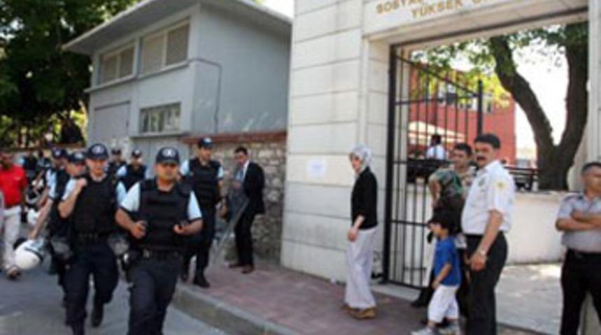 İstanbul &Uuml;niversitesi'nde baltalı saldırı