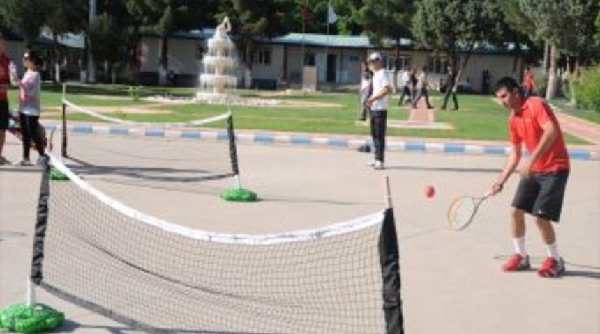 Batman &Uuml;niversitesi'nde Sokak Tenisi Ilgi G&ouml;rd&uuml;