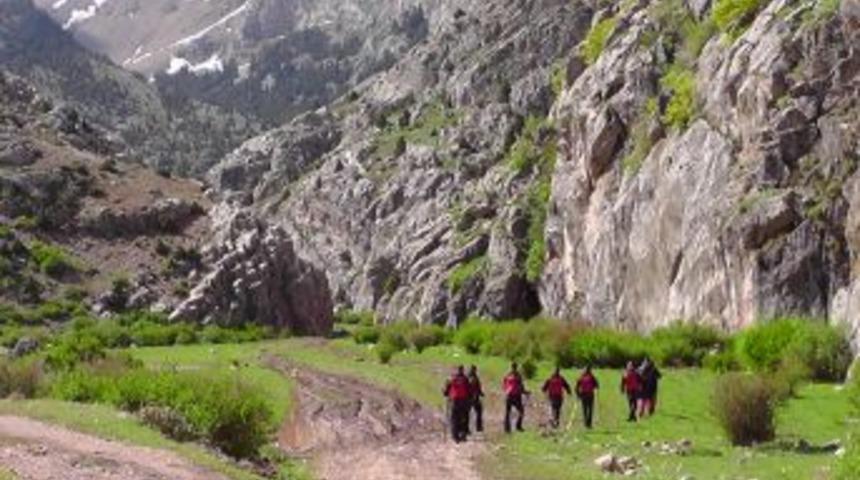 Demirkazık Dağı'nda Kalan &Uuml;niversiteli &Ouml;ğrencilere Ulaşılmaya &Ccedil;alışılıyor