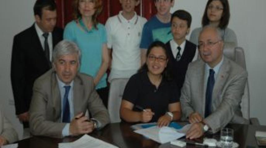 Dev &Ouml;ğrenciler Akhisar'a Amfi Tiyatro Kazandırıyor