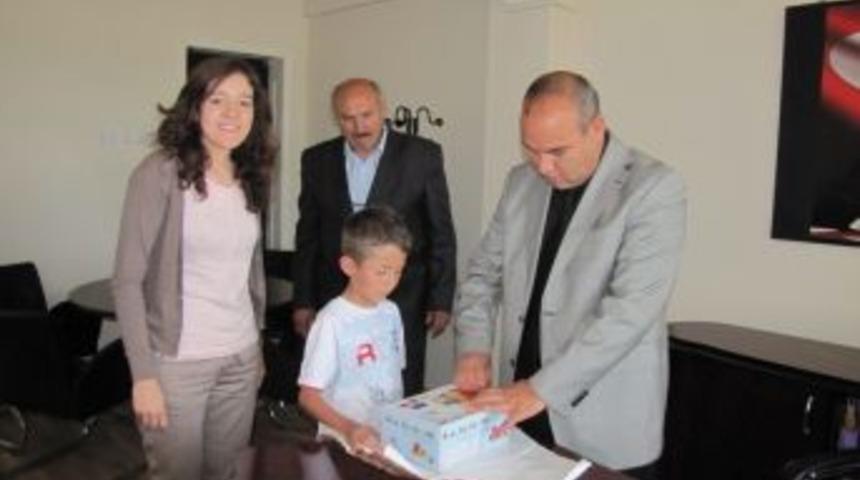 K&uuml;tahya Valisi &Ouml;ğrenciye Verdiği Oyuncak S&ouml;z&uuml;n&uuml; Yerine Getirdi