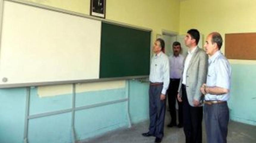 Besni'de Okullara Akıllı Tahta Montajı Başladı