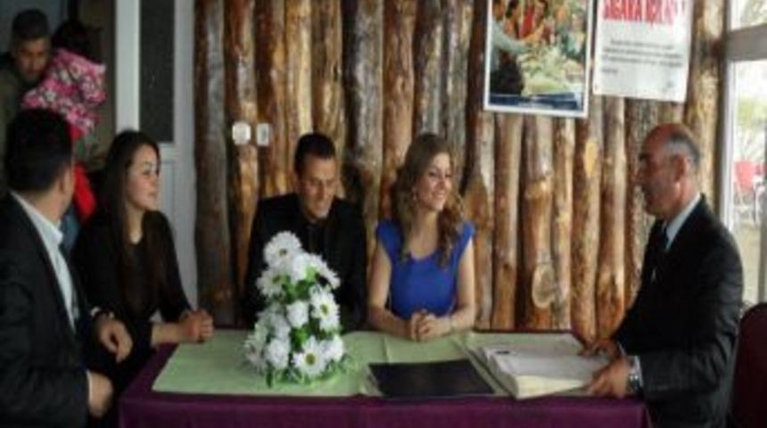 Nikahı &Ccedil;ıldır G&ouml;l&uuml;'nde Kıydılar