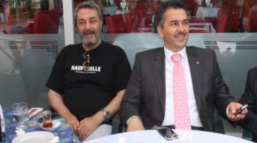 &Uuml;nl&uuml; Sanat&ccedil;ı Kadir İnanır'dan G&ouml;rele'ye Ziyaret