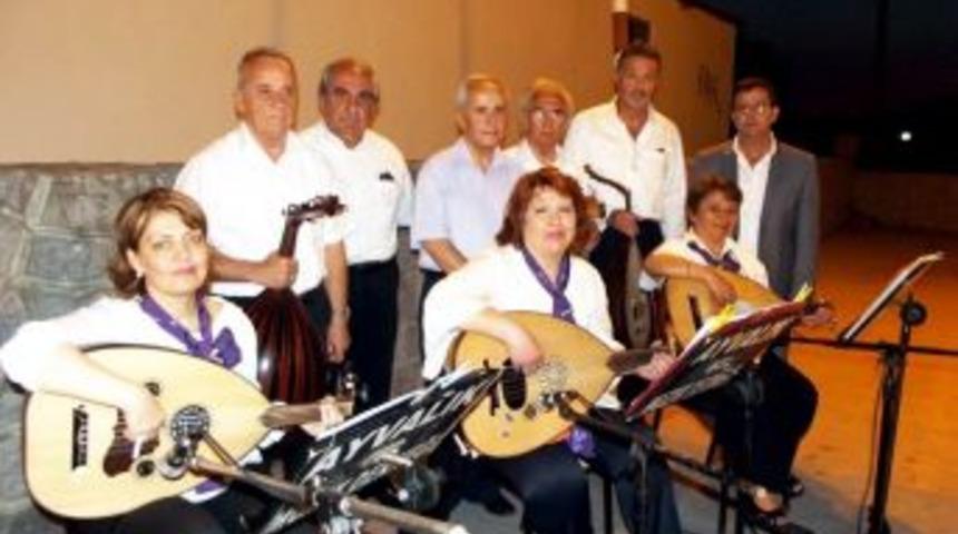 Ud &Ccedil;almayı &Ouml;ğrenmenin Sevincini Sevdikleriyle Paylaştılar