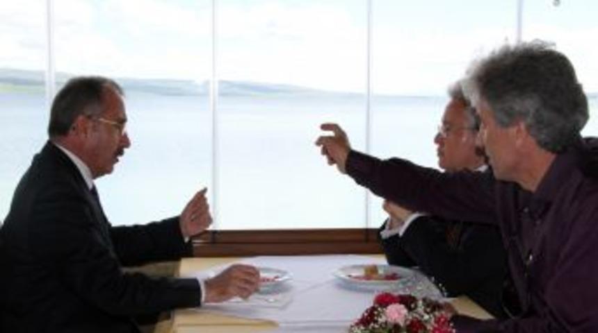 Ar&uuml; &Ccedil;ıldır G&ouml;l&uuml; Kıyısındaki Yemekte Bakan Din&ccedil;er'i Ağırladı