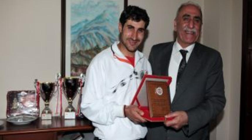 Sebahattin Oglago'ya, T&uuml;rkiye Milli Olimpiyat Komitesi Tarafından Faır Play Ve Kariyer &Ouml;d&uuml;l&uuml; Verildi