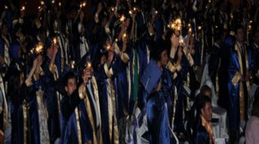 Ar&uuml;'de Mezuniyet Coşkusu