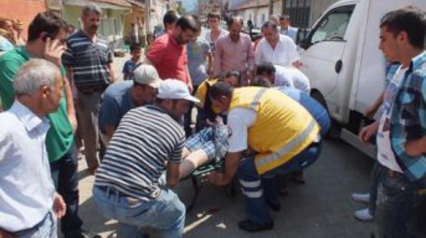 Motosiklet ile kamyonet &ccedil;arpıştı iki yaralı