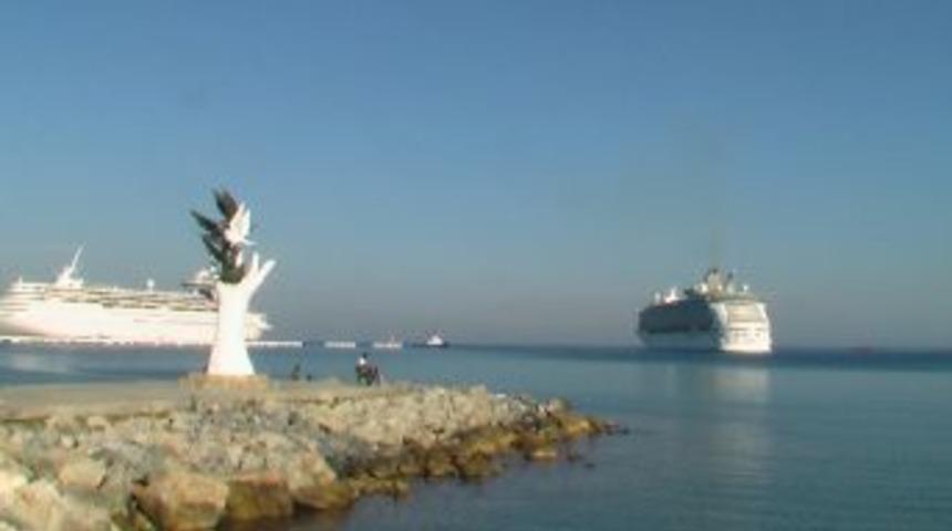 Yat Limanına Y&ouml;nelen Dev Gemi Korkuttu