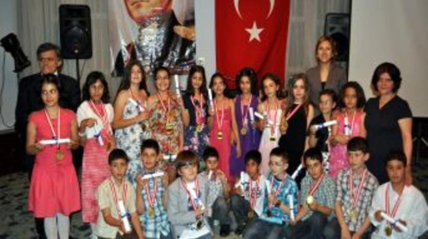 &Ouml;zel Kardelen Koleji İlk&ouml;ğretim 4. Sınıflarda Mezuniyet Sevinci