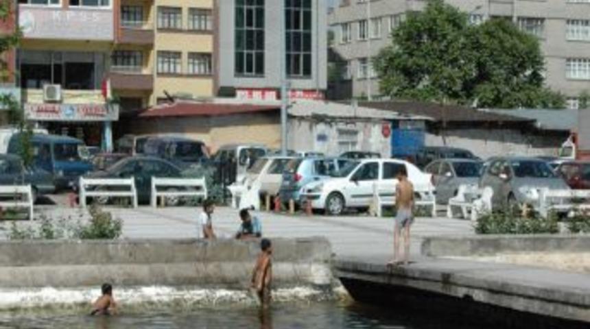 &Ccedil;ocuklar Havuz Sezonunu A&ccedil;tı