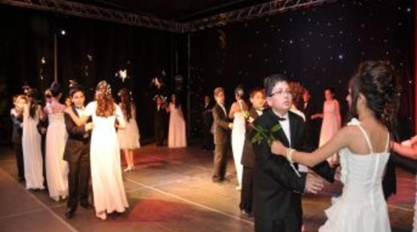 Gkv &Ouml;zel Okullarında 5.sınıf &Ouml;ğrencilerinin Mezuniyet Sevinci