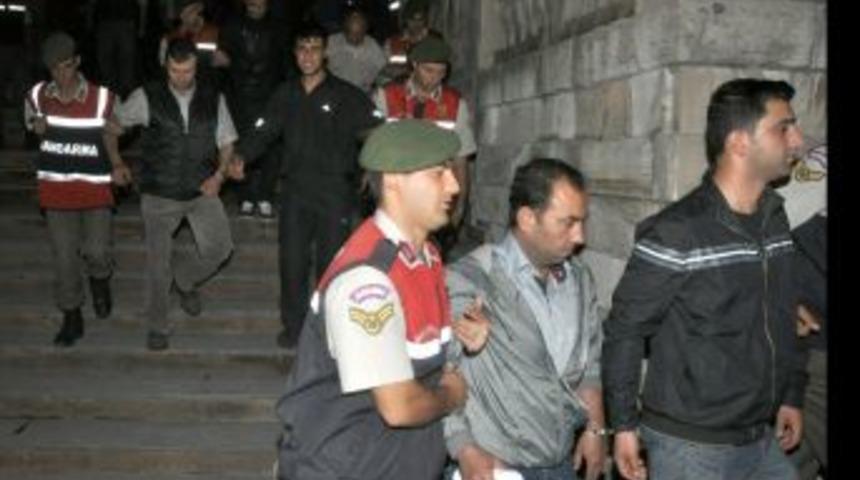 Ka&ccedil;ak Akaryakıt Operasyonunda 3'&uuml; Askeri Personel 20 Kişi Tutuklandı