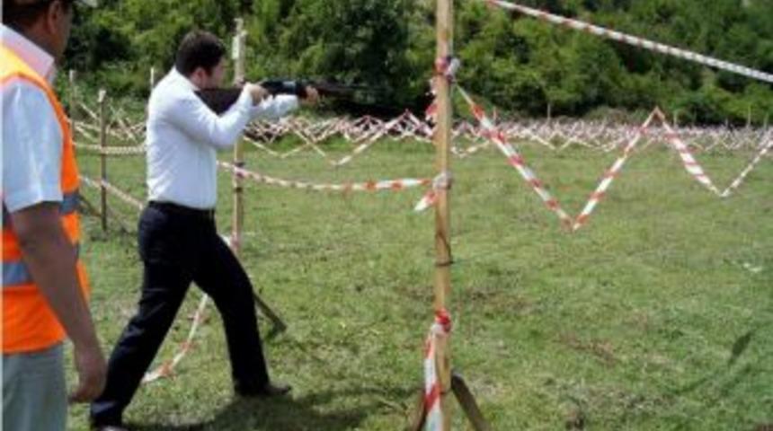 Tarlada Çift Süren Milletvekili Tunç Tüfekle Ateş Etti