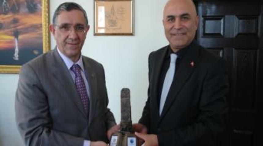 G&uuml;neş Vakfı&rsquo;ndan Korkut&rsquo;a Teşekk&uuml;r Plaketi