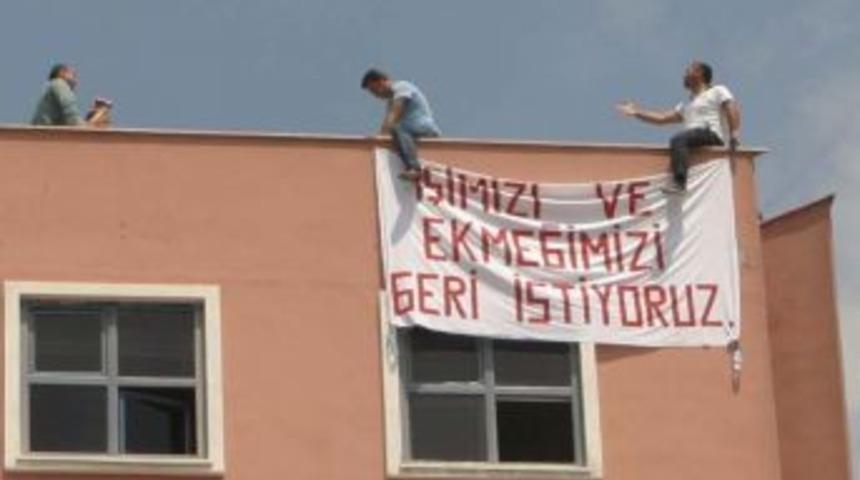 Tedaş'tan Atılan 2 Iş&ccedil;i Işmerkezinin &Ccedil;atısından Atlamak Istedi