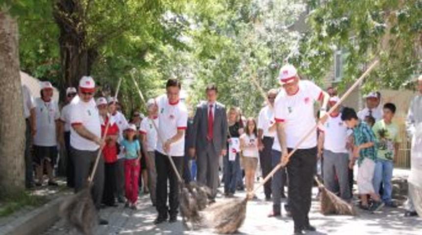Polatlı Protokol&uuml; Cadde Ve Sokakları Temizledi