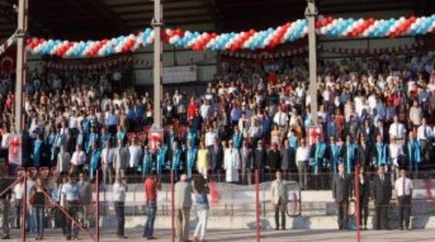 &Uuml;niversitelilerin Mezuniyet Coşkusu