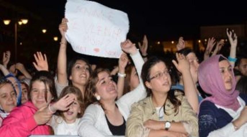 Murat Dalkılı&ccedil;'a Konserde Evlilik Teklifi