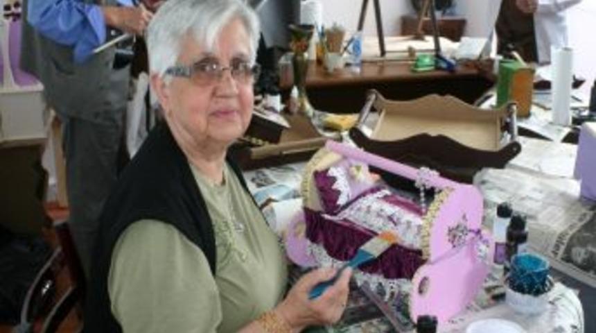 Huzurevi Sakinlerine Kumaş Boyama Kursu