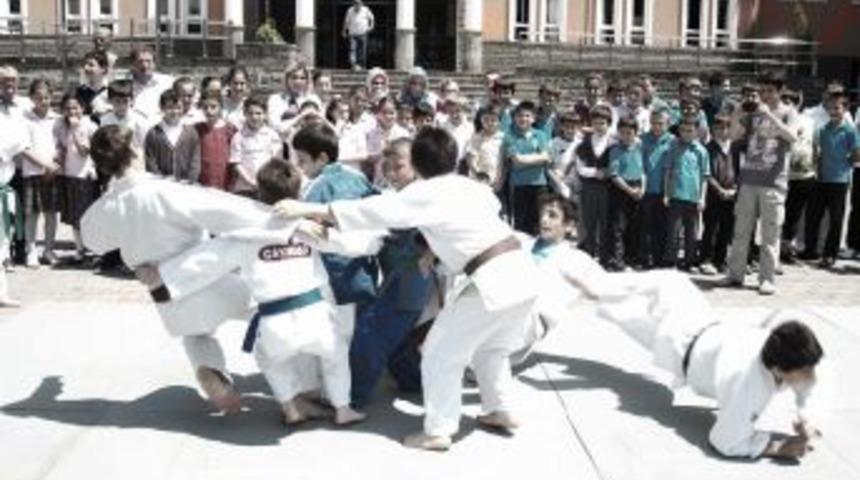 Gen&ccedil;ler judoyu sevdi