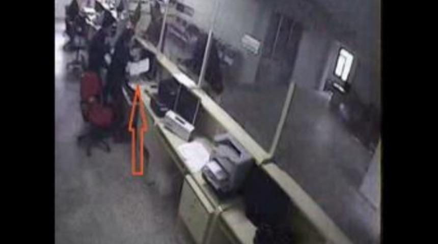 Kendisi I&ccedil;in &Ouml;l&uuml;m Raporu Alırken G&uuml;venlik Kamerasına Yakalandı