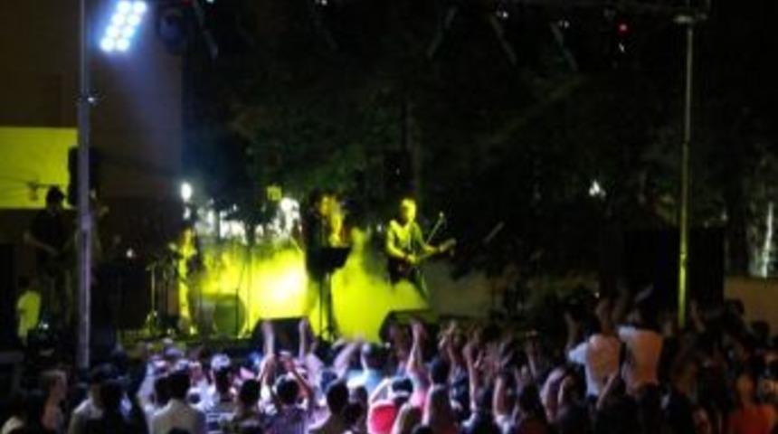 Liseliler Konserle Stres Attı