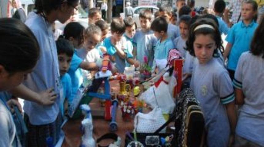 Teknoloji Sergisinin Kurdelesini Dev &Ouml;ğrenci Sıla Kır, Kesti