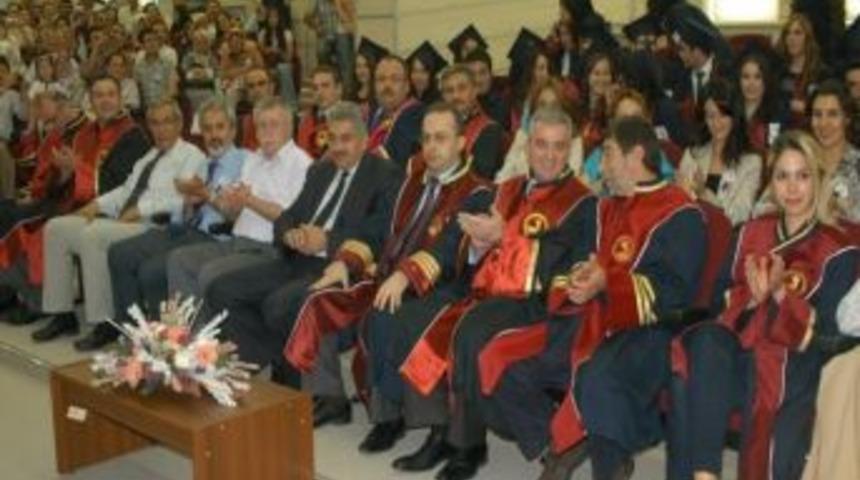 İktisadi Ve İdari Bilimler Fak&uuml;ltesi&rsquo;nde Mezuniyet Heyecanı