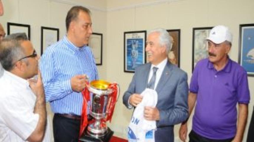 Kupayı Aldılar, Aldırmaz&rsquo;a Geldiler