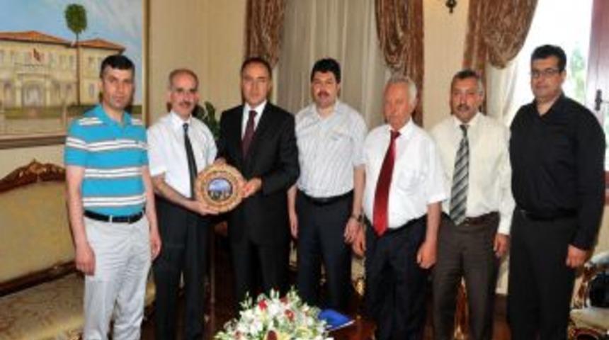 Kimse Yok Mu Y&ouml;neticileri Antalya Valisi Altıparmak'ı Ziyaret Etti