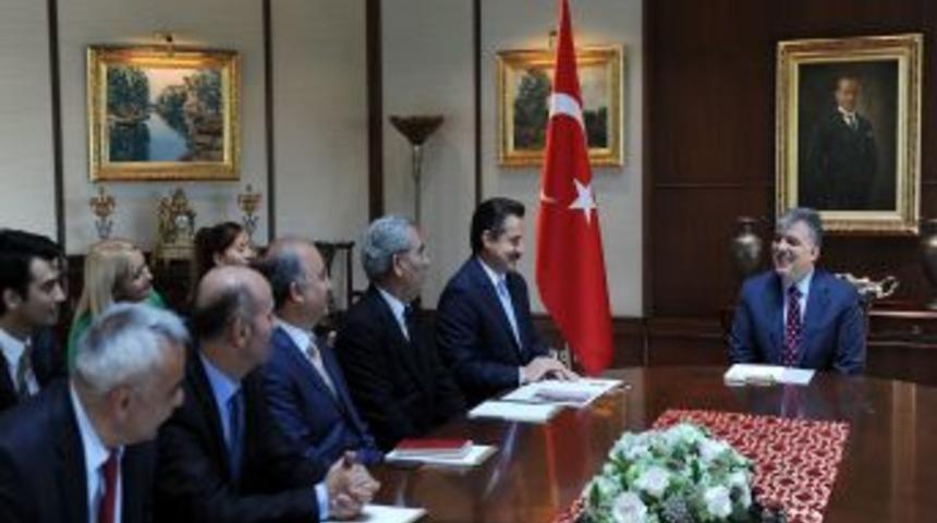 Bakan &Ccedil;elik, Cumhurbaşkanı G&uuml;l&rsquo;e &lsquo;Z&uuml;lfikar&rsquo; Hediye Etti