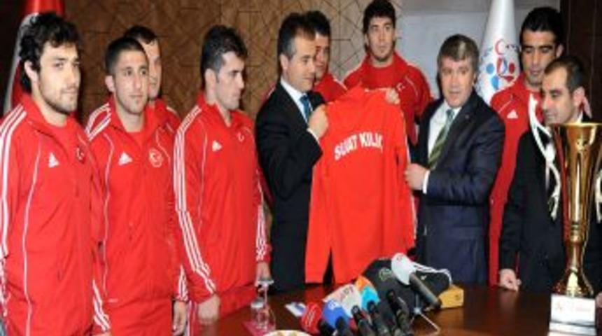 Bakan Kılı&ccedil;, Moskova'dan Madalyalarla D&ouml;nen G&uuml;reş&ccedil;ileri Kabul Etti