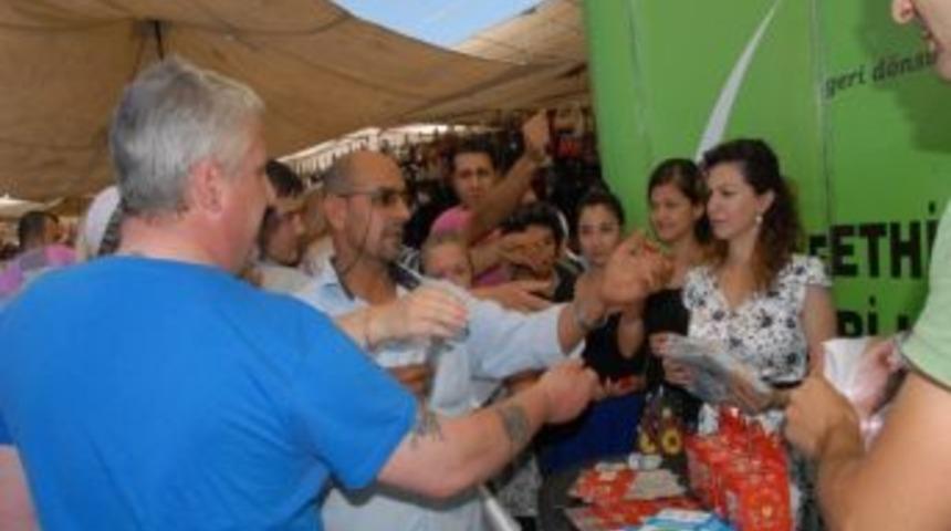 &Uuml;cretsiz Plaj &Ccedil;antaları İle &Ouml;nl&uuml;kler Turistler Tarafından Kapışıldı