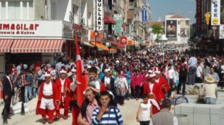 T&uuml;rk&ccedil;e'nin &Ccedil;ocukları Karamanlılarla 'Sevgi Y&uuml;r&uuml;y&uuml;ş&uuml;' Yaptı