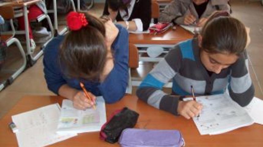 Suşehri&rsquo;nde &Ouml;ğrenciler SBS Denemesiyle Stres Attı