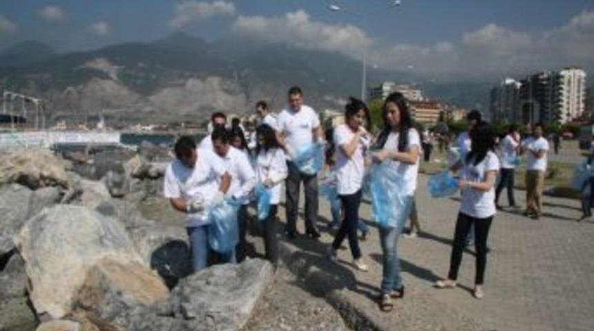 AVM &Ccedil;alışanları &Ccedil;evre G&uuml;n&uuml;'nde Sahilde &Ccedil;&ouml;p Topladı