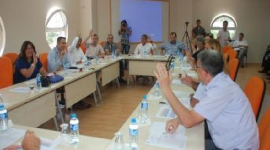Didim Belediye Meclisinde Eller Temiz Hava İ&ccedil;in Kalktı