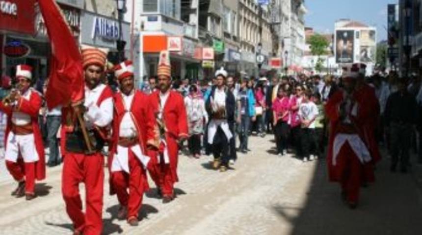 Karaman'da Sevgi Y&uuml;r&uuml;y&uuml;ş&uuml; Yapıldı