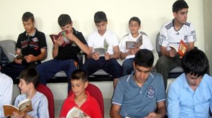 Yetiştirme Yurdunda Kalan &Ccedil;ocuklara Okuma Kampanyası