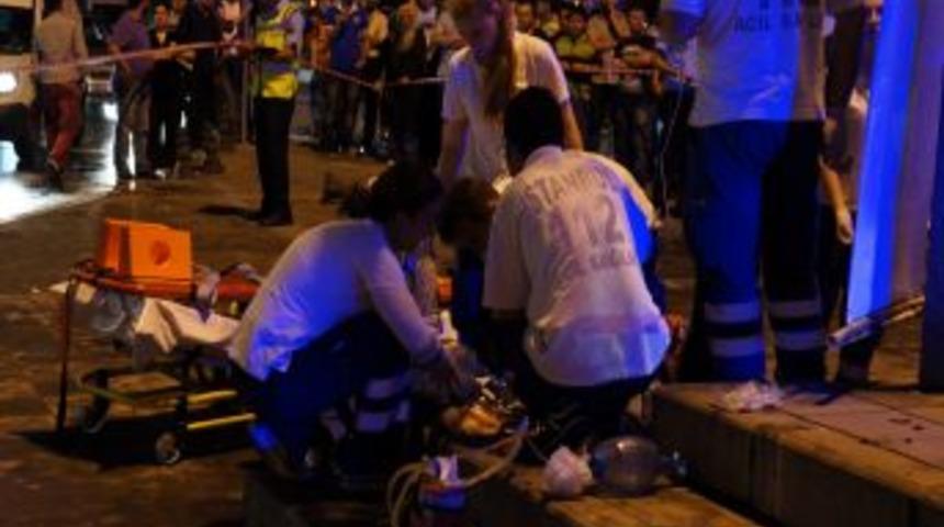 Halk Otob&uuml;s&uuml;n&uuml;n &Ccedil;arptığı Anne &Ouml;ld&uuml;, Kızı Ağır Yaralandı