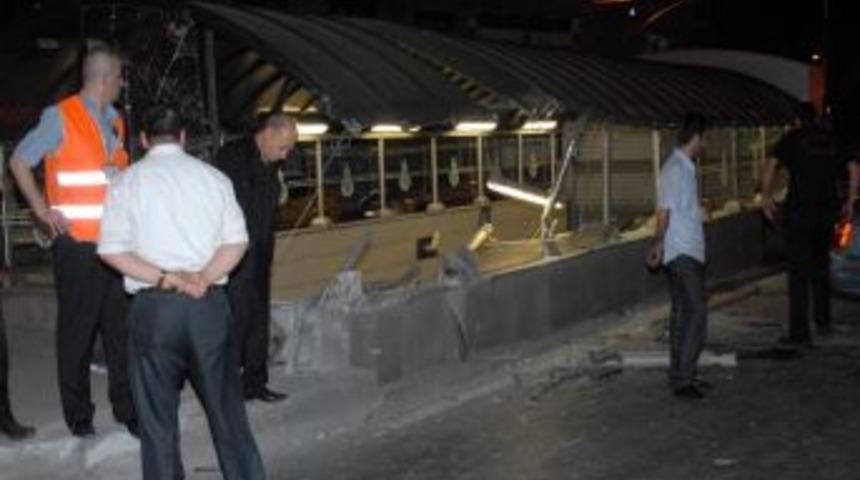 Polisten Ka&ccedil;maya &Ccedil;alışan Ş&uuml;pheliler Ara&ccedil;larıyal Metro Durağına &Ccedil;arptı