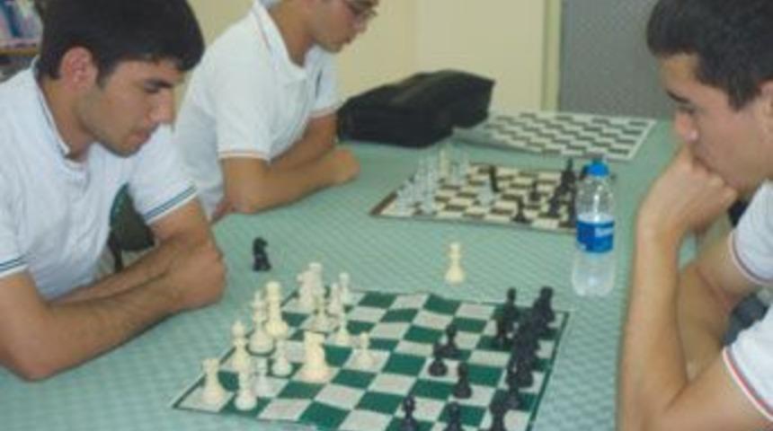 K&uuml;t&uuml;phanede satran&ccedil; turnuvası