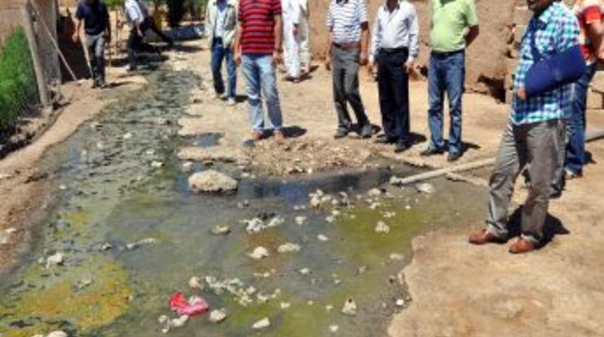 K&ouml;y&uuml;nde I&ccedil;inde Akan Lağım Suları K&ouml;yl&uuml;leri Hasta Ediyor