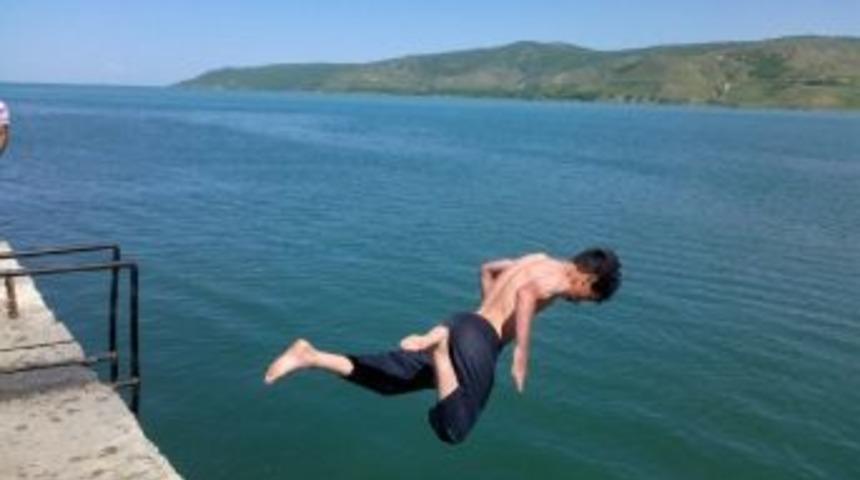 Sıcaktan Bunalan &Ccedil;ocuklar Van G&ouml;l&uuml;ne Akın Ediyor