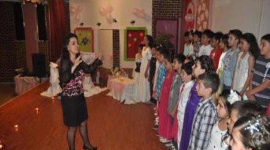 K&uuml;&ccedil;&uuml;k Şairlerden Şiir Kitabı