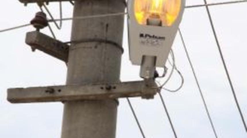 Sokak Lambalarının G&uuml;nd&uuml;zleri De Yanmasına Tepki