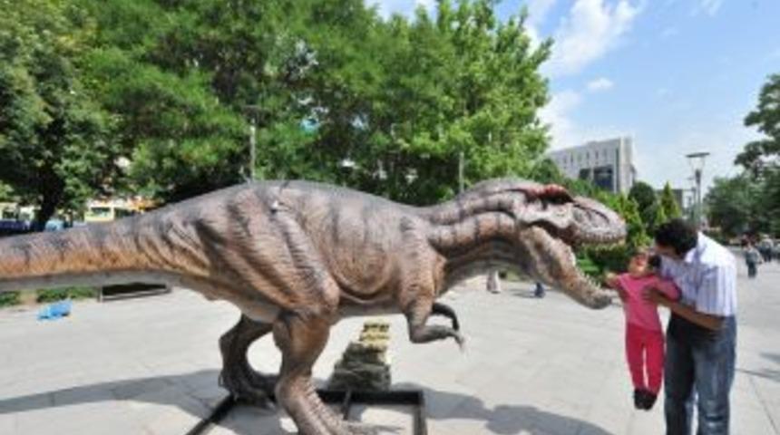 Ankara'nın Kalbi Kızılay'ı Dev Dinozorlar Mesken Tuttu